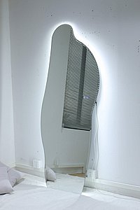 מראה דגם 004 – עיצוב גיאומטרי מודרני עם תאורת LED היקפית מראה דגם 004 – עיצוב גיאומטרי מודרני עם תאורת LED היקפית