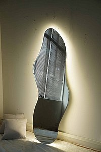 מראה דגם 009 – מראה בצורת גל זורם עם נוכחות מרשימה מראה דגם 009 – מראה בצורת גל זורם עם נוכחות מרשימה